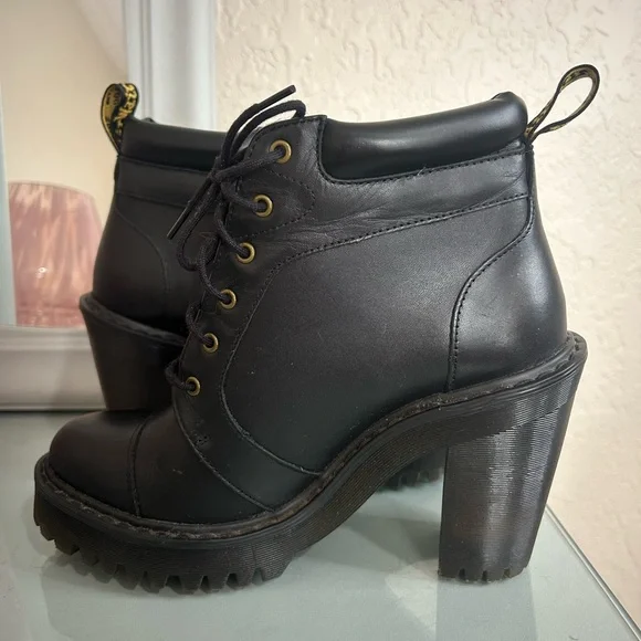 Dr. Martens Averil Women’s Leather Heeled Ankle Boot in Size 7 - Picture 7 of 10